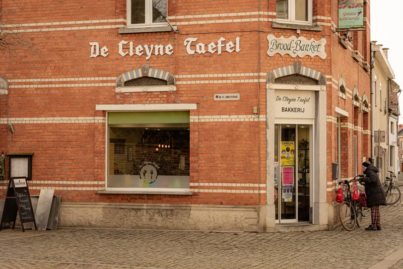 Gevel en ingang van De Cleyne Taefel aan de Dr. L. Lovetstraat